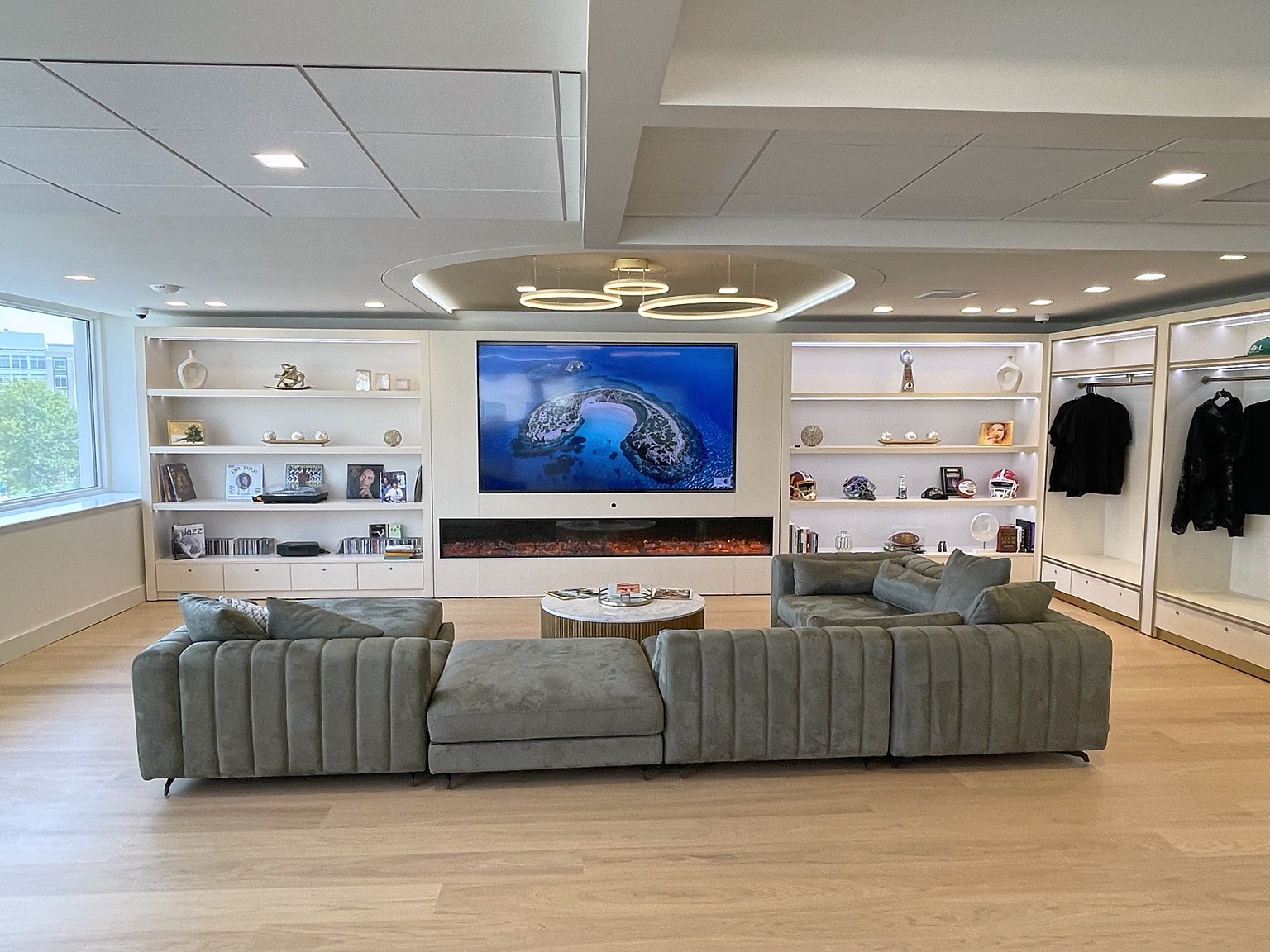 Wide view of the Penthouse lounge at SOL of Potomac